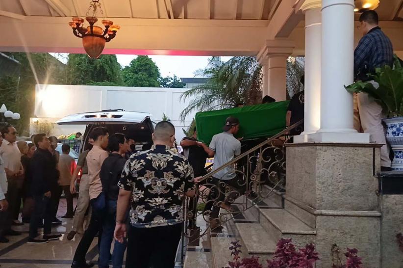 Jenazah Pengacara Hotma Sitompul Dibawa ke Rumah Duka - Bagian 1
