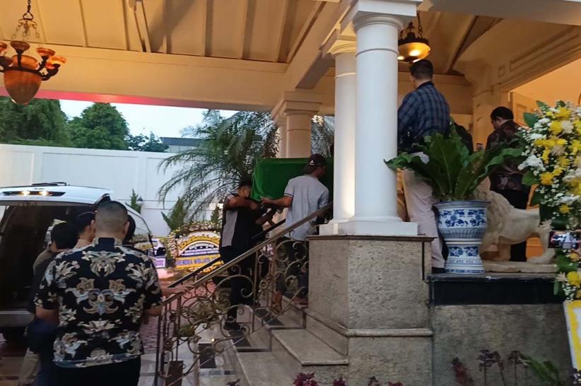 Jenazah Pengacara Hotma Sitompul Dibawa ke Rumah Duka - Bagian 2