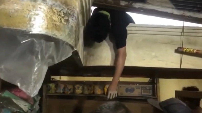 Maling di Bengkulu Apes, Terjebak di Celah Plafon Toko hingga Lemas