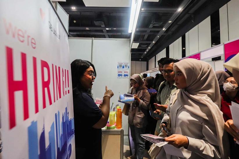 Potret Antrean Panjang Ribuan Orang Mencari Kerja - Bagian 4