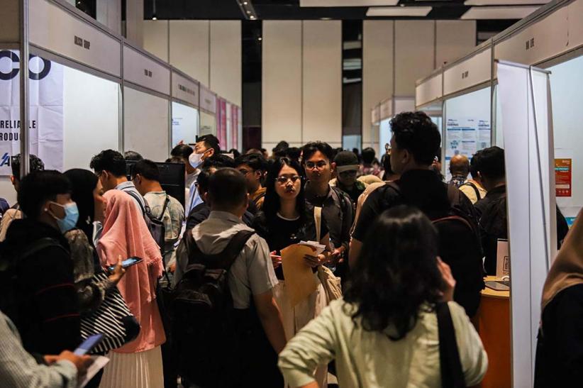 Potret Antrean Panjang Ribuan Orang Mencari Kerja - Bagian 3