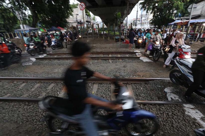74 Jalur Perlintasan Kereta Api Tanpa Palang Pintu Bakal Ditutup - Bagian 3