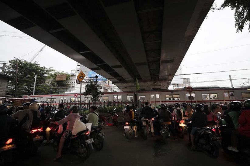 74 Jalur Perlintasan Kereta Api Tanpa Palang Pintu Bakal Ditutup - Bagian 5