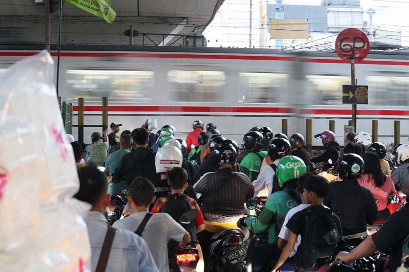 74 Jalur Perlintasan Kereta Api Tanpa Palang Pintu Bakal Ditutup - Bagian 2