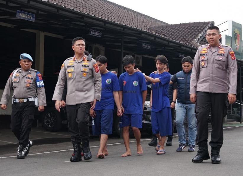 title Rumah Produksi Tembakau Sintesis di Padasuka Cimahi Digerebek, 3 Orang Ditangkap Rumah Produksi Tembakau Sintesis di Padasuka Cimahi Digerebek, 3 Orang Ditangkap
