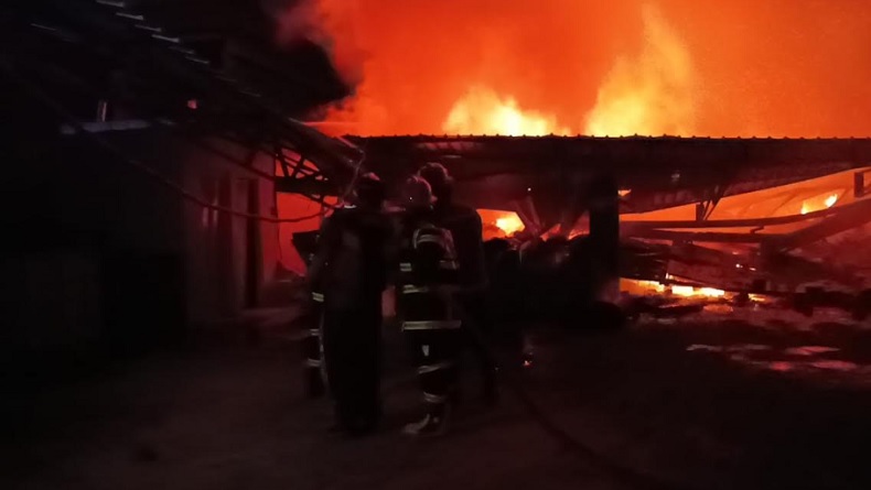 Kebakaran Hebat Gudang Oli di Jambi, Terdengar Ledakan