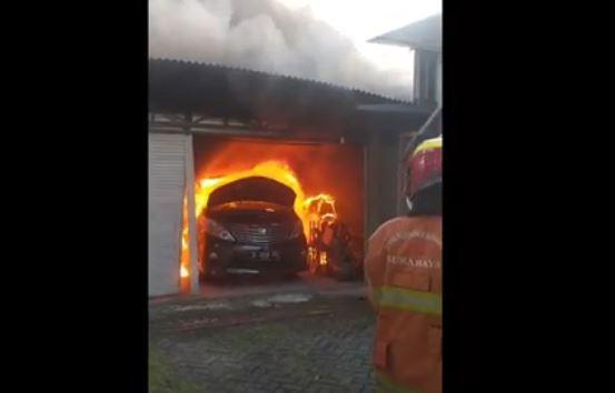 Kebakaran di Surabaya, 7 Mobil Mewah Milik Eks Anggota DPR Ludes Dilalap Api