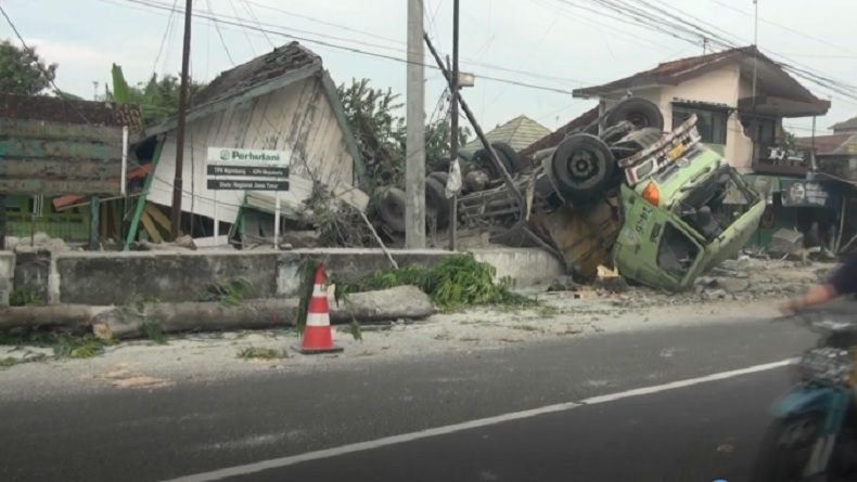 title Rem Blong, Truk Semen Tabrak Pemotor dan Bangunan di Lamongan Rem Blong, Truk Semen Tabrak Pemotor dan Bangunan di Lamongan
