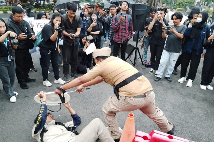 Aksi Solidaritas Kecam Kekerasan Oknum Aparat terhadap Jurnalis - Bagian 2