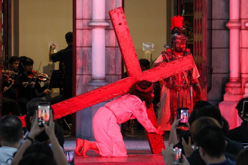 Prosesi Tablo Salib Perjalanan Yesus Kristus di Gereja Katedral Jakarta - Bagian 3