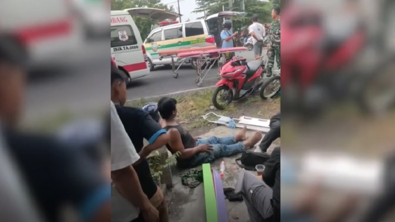 Truk Rem Blong Tabrak 5 Pemotor di Lampu Merah Jombang, Korban Dievakuasi ke Rumah Sakit