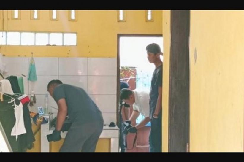 title Mayat Perempuan Telanjang Ditemukan Terlilit Lakban di Kamar Kos Ciamis, Diduga Dibunuh Mayat Perempuan Telanjang Ditemukan Terlilit Lakban di Kamar Kos Ciamis, Diduga Dibunuh