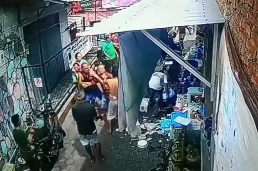 Terekam CCTV, Suami Istri di Semarang Babak Beluk Dikeroyok Tetangga