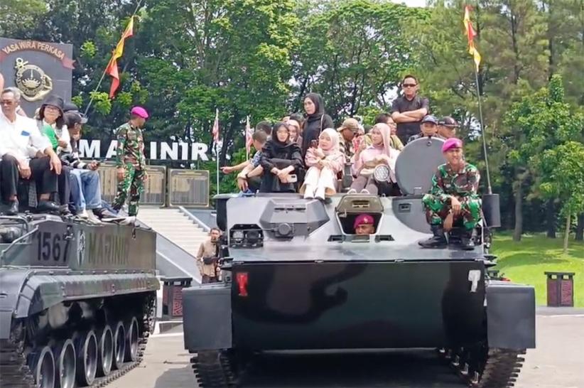Reuni, Ratusan Mantan Relawan Rumah Sakit Darurat Covid-19 Naik Tank Marinir - Bagian 3