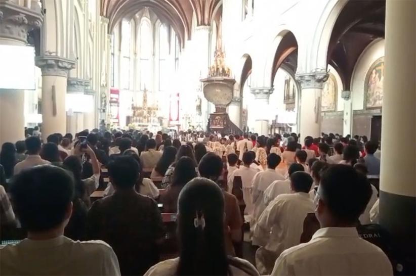 Ribuan Umat Kristiani Khusyuk Ikuti Misa Malam Paskah - Bagian 2