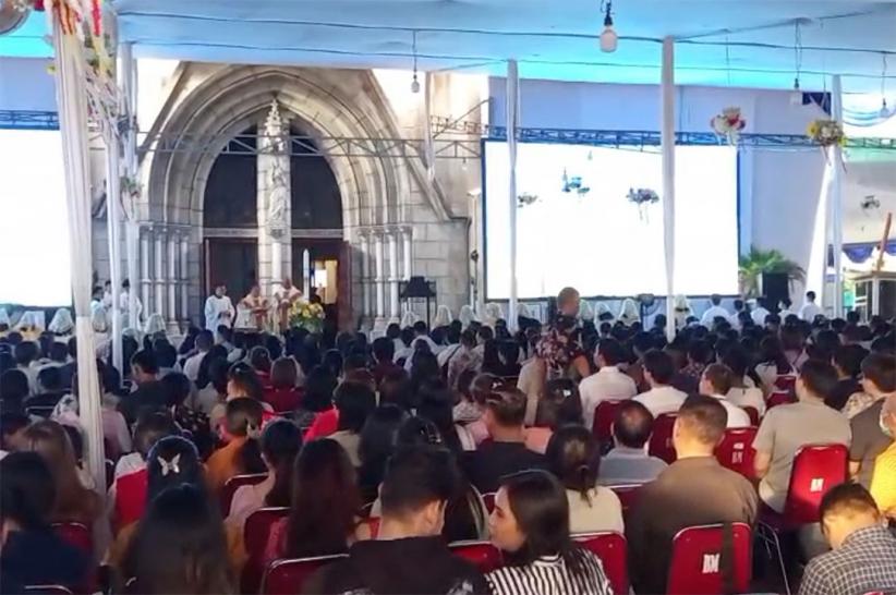Ribuan Umat Kristiani Khusyuk Ikuti Misa Malam Paskah - Bagian 3