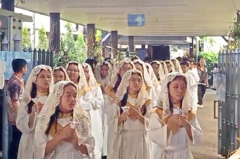 Ribuan Umat Kristiani Khusyuk Ikuti Misa Malam Paskah - Bagian 1