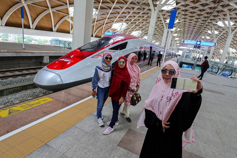 Potret Petugas Kereta Cepat Kenakan Kebaya Peringati Hari Kartini - Bagian 6