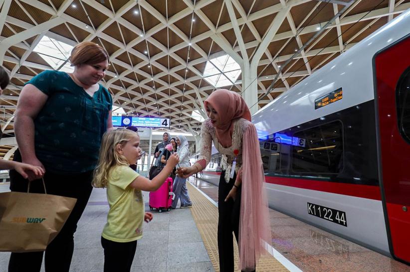 Potret Petugas Kereta Cepat Kenakan Kebaya Peringati Hari Kartini - Bagian 2