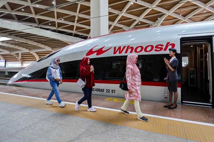 Potret Petugas Kereta Cepat Kenakan Kebaya Peringati Hari Kartini - Bagian 5