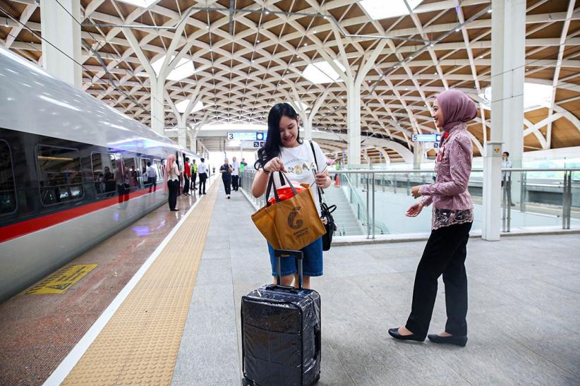 Potret Petugas Kereta Cepat Kenakan Kebaya Peringati Hari Kartini - Bagian 4