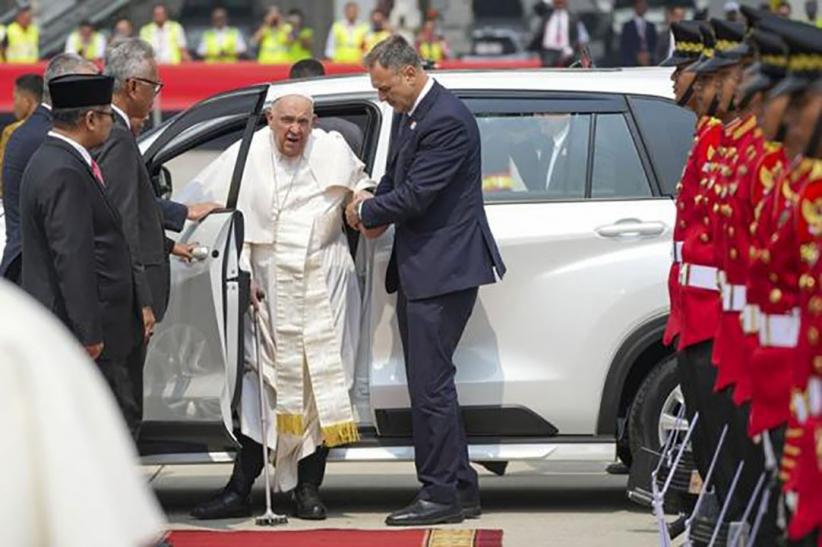 Potret Kesederhanaan Paus Fransiskus Pilih Naik Innova Zenix Duduk Samping Sopir  - Bagian 4