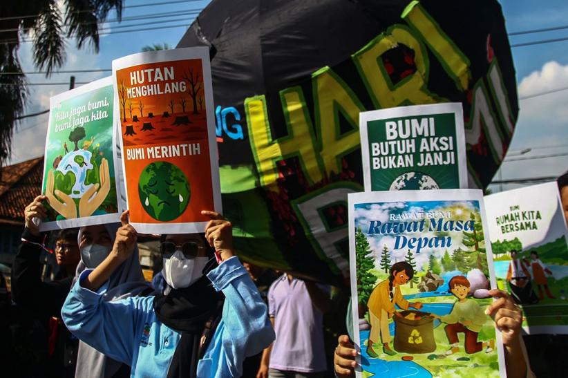 Aksi Hari Bumi Bawa Bola Dunia Raksasa - Bagian 4