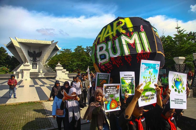 Aksi Hari Bumi Bawa Bola Dunia Raksasa - Bagian 1