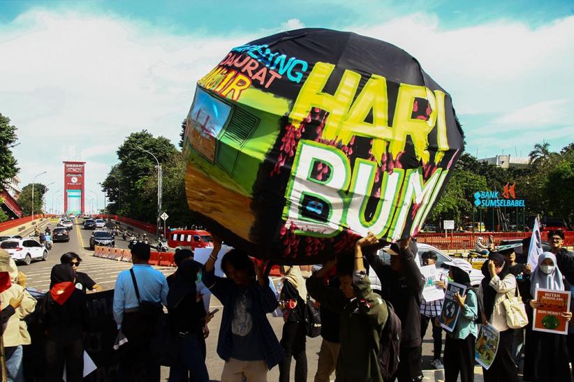 Aksi Hari Bumi Bawa Bola Dunia Raksasa - Bagian 2
