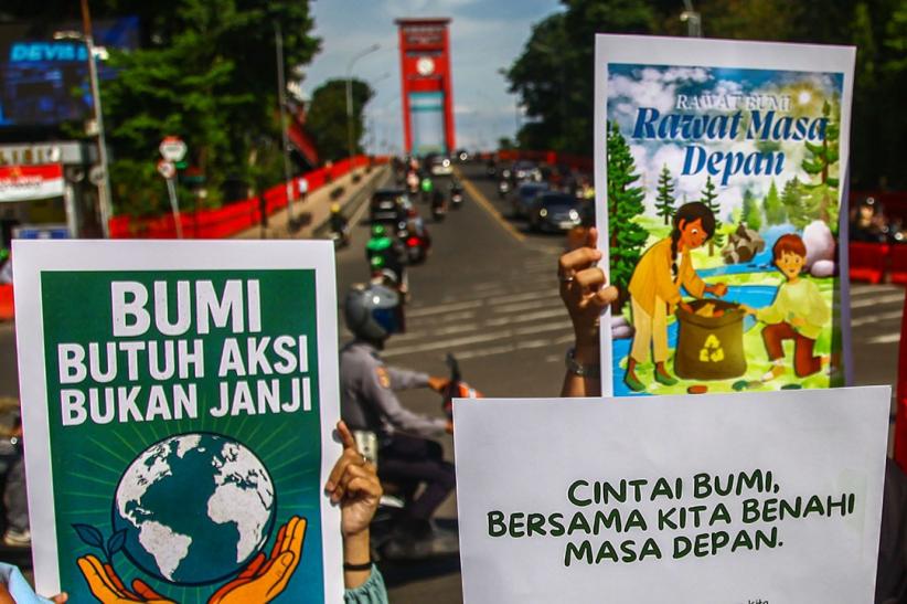Aksi Hari Bumi Bawa Bola Dunia Raksasa - Bagian 3