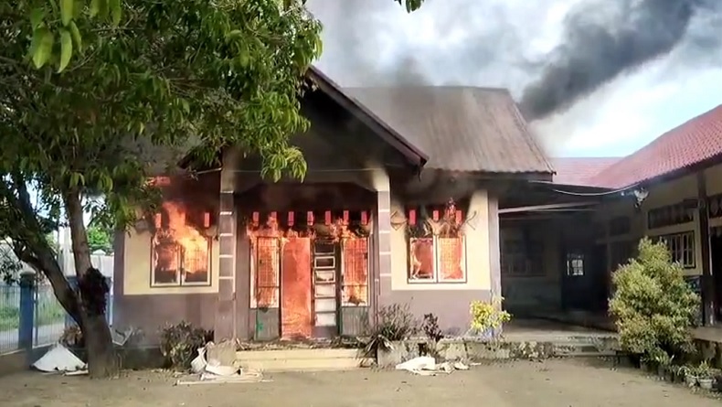 title Kebakaran Hebat di SDN 2 Pidie Jaya, Siswa Panik Berhamburan Kebakaran Hebat di SDN 2 Pidie Jaya, Siswa Panik Berhamburan