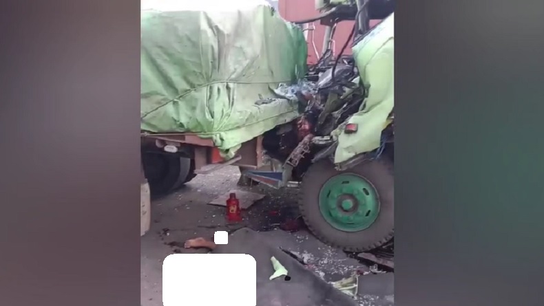 Truk Tabrak 2 Orang sedang Perbaiki Ban Trailer di Pinggir Jalan, 1 Orang Tewas 