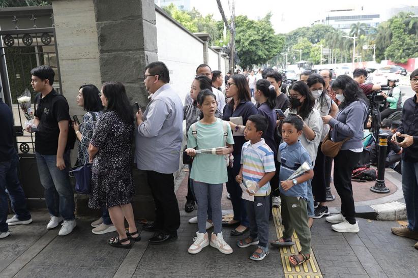 Umat Katolik Berdatangan ke Kedubes Vatikan Doakan Paus Fransiskus - Bagian 5