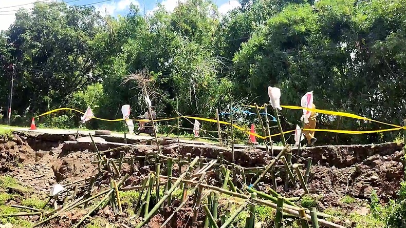 Diguyur Hujan Deras Selama 3 Hari, Jalan Penghubung Cirebon-Kuningan Longsor