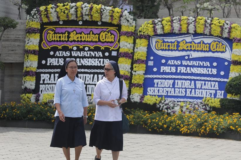 Umat Katolik Berdatangan ke Kedubes Vatikan Doakan Paus Fransiskus - Bagian 2