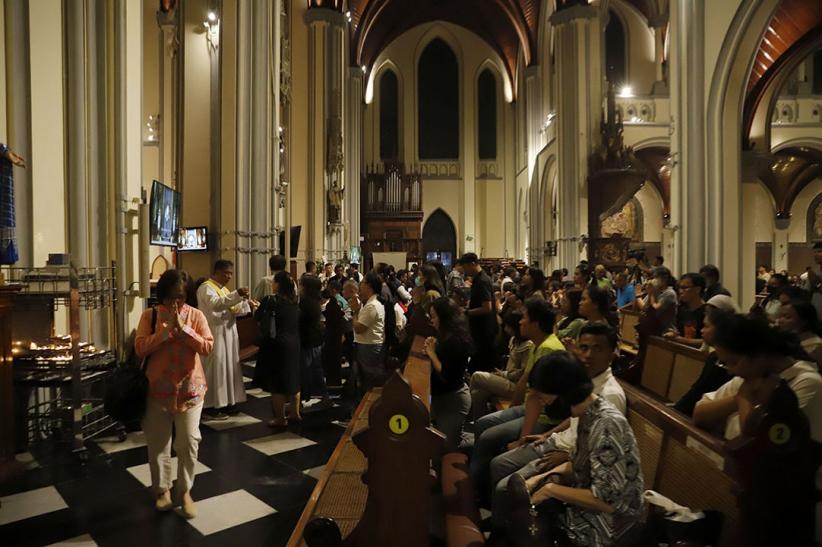 Paus Fransiskus Meninggal, Begini Suasana Haru Menyelimuti Gereja Katedral - Bagian 3