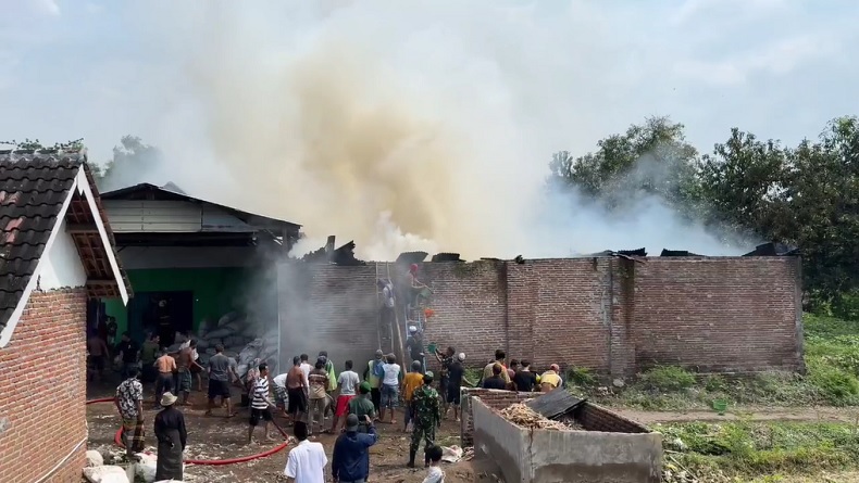 title Gudang Kasur di Pasuruan Ludes Terbakar, Api Diduga dari Mesin Sortir Gudang Kasur di Pasuruan Ludes Terbakar, Api Diduga dari Mesin Sortir