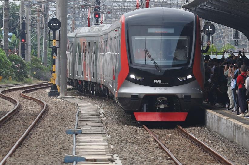 Parade Kereta Commuter dari Masa ke Masa Rayakan Seabad KRL Indonesia - Bagian 3