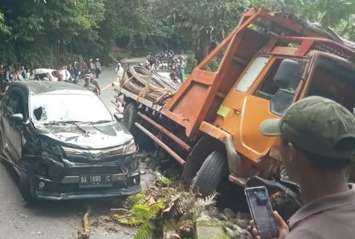 Ngeri! Begini Kronologi Tabrakaan Beruntun 6 Mobil dan 3 Motor di Padang Panjang