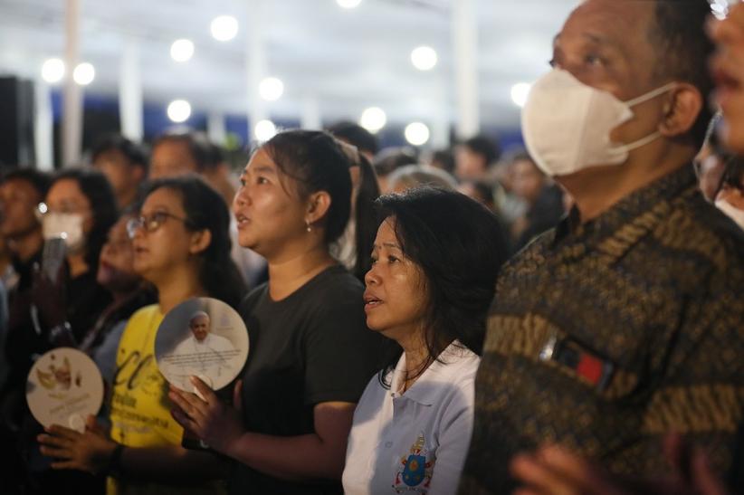 Umat Katolik Ikuti Misa Requiem Doakan Paus Fransiskus - Bagian 2