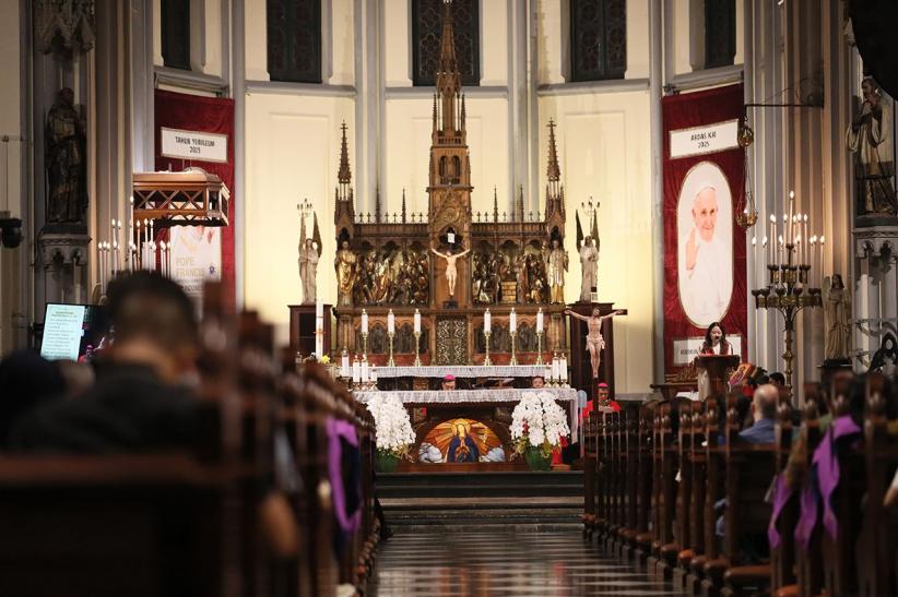 Umat Katolik Ikuti Misa Requiem Doakan Paus Fransiskus - Bagian 3