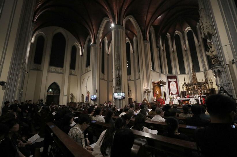 Umat Katolik Ikuti Misa Requiem Doakan Paus Fransiskus - Bagian 1