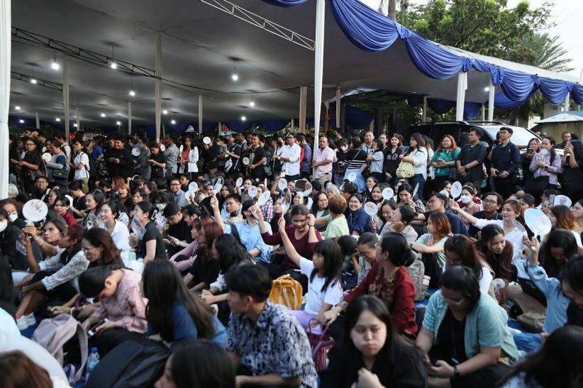 Umat Katolik Ikuti Misa Requiem Doakan Paus Fransiskus - Bagian 4