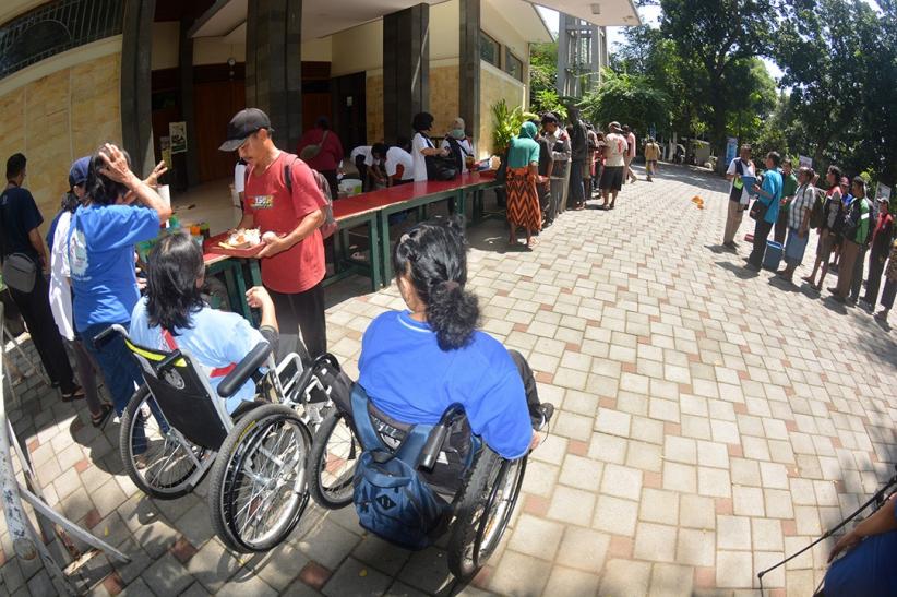 Momen Berbagi Piring Kasih untuk Warga dan Anak-anak - Bagian 3