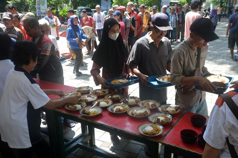Momen Berbagi Piring Kasih untuk Warga dan Anak-anak - Bagian 2