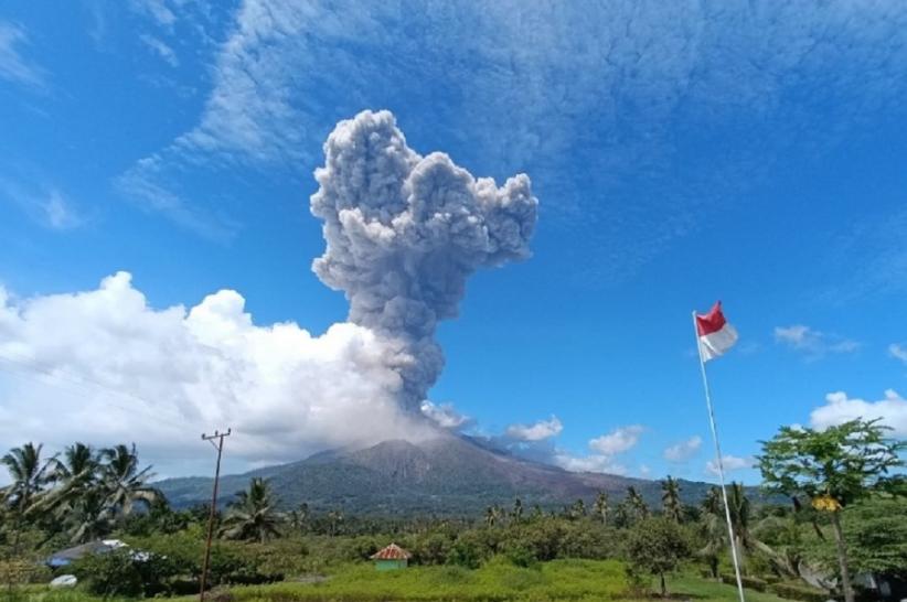 title Gunung Lewotobi Laki-Laki di NTT Meletus Dahsyat, Kolom Abu Capai 4 Km Gunung Lewotobi Laki-Laki di NTT Meletus Dahsyat, Kolom Abu Capai 4 Km