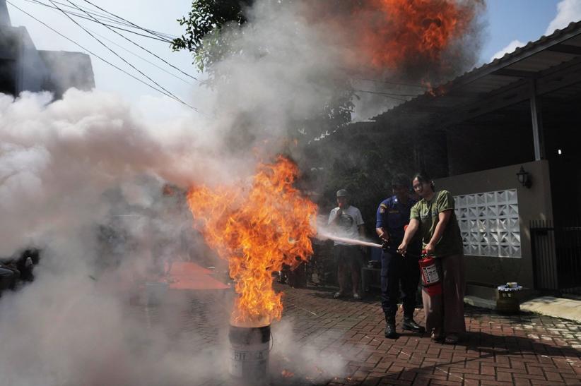 Damkar Depok Edukasi Warga Cinangka: Cegah Ledakan Gas Elpiji 3 Kg! - Bagian 2