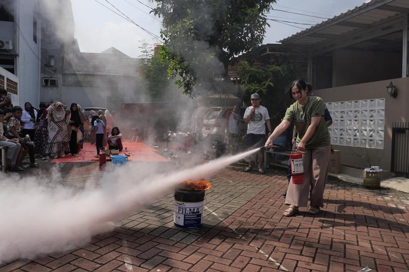 Damkar Depok Edukasi Warga Cinangka: Cegah Ledakan Gas Elpiji 3 Kg! - Bagian 5