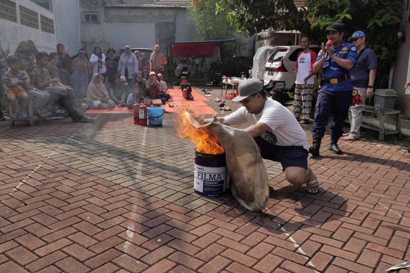 Damkar Depok Edukasi Warga Cinangka: Cegah Ledakan Gas Elpiji 3 Kg! - Bagian 4