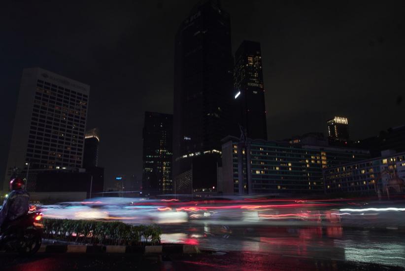 Penampakan Jakarta Gelap Gulita, Cahaya dari Lampu Kendaraan - Bagian 2